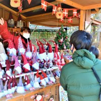 初開催中のクリスマスマーケットは、ヒュッテ（山小屋）風のショップが並び、北欧の妖精「ニッセ」のグッズも登場
