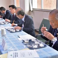 出品されたいすみ米を試食する審査員
