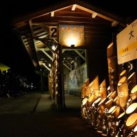 竹灯籠点灯　光優しく癒やされ　いすみ鉄道大多喜駅　ホームや線路脇５６０本