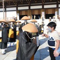 僧侶がたすけあい托鉢　成田山新勝寺　安寧な新年を祈る　【師走スケッチ２０２１】
