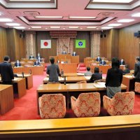 ＜多古町長逮捕＞議会、辞職勧告決議案を否決　「判断は時期尚早」　公選法違反事件で提出も１票差で