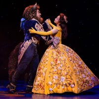 「美女と野獣」上海ディズニーリゾートプロダクションの舞台写真（（Ｃ）Ｄｉｓｎｅｙ、上海ディズニーリゾートプロダクションより）
