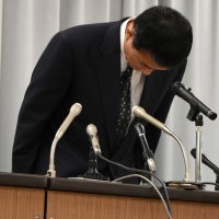 記者会見で謝罪する所町長＝１０日午後１時半ごろ、多古町
