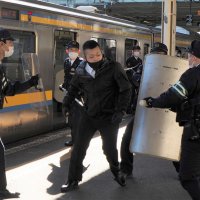 不審者対応で合同訓練　電車内の事件想定　ＪＲと千葉県警、木更津駅