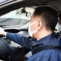 飲酒運転の取り締まりに向かう前に車内で話し合う米山警部ら
