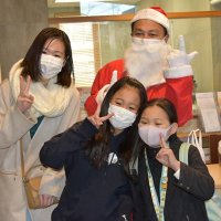 食堂を訪れた子どもたちはサンタクロースの登場に笑顔を見せた＝１８日、船橋市海神