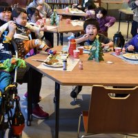 各テーブルには“工作ツリー”が飾られ、クリスマス気分で食事を楽しんだ＝１８日、船橋市海神