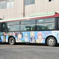 「シグルリ」のキャラクターが描かれた日東交通のラッピングバス＝２０２０年、館山市