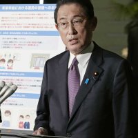 記者団の取材に応じる岸田首相＝２４日午後、首相官邸（共同）