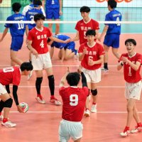 玉野光南―習志野　第２セット、ポイントを奪い喜ぶ習志野の選手たち