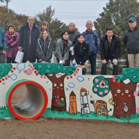 園児たちのデザイン画がペインティングされた公園＝四街道市
