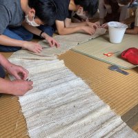 自生のクズで織った布展示　流山・運河水辺公園