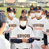 出場決定後に選手と話す木更津総合の五島監督（中央）
