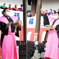 「福は内」と豆をまく高安関（左）、豪快に豆をまく隠岐の海関