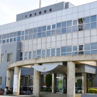 駐車場で女性はねられ意識不明　自称教員の男を逮捕　「車を止めるときぶつかった」　千葉北署