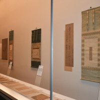 紀貫之が書いたと伝わる「高野切（第二種）」（右）など時代の変遷をたどった作品が並ぶ