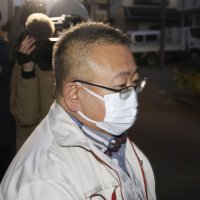 廃棄物処理法違反の疑いで逮捕された「鈴木建設」社長鈴木康之容疑者＝２日午前６時２４分、千葉市
