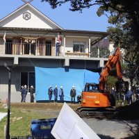 出雲大社の分祀「千葉総国講社」を調べる千葉県警の捜査員ら＝２０２１年１１月２５日、千葉市