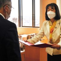 平山氏が初当選、千葉県内初の女性町長に　前町長は公選法違反事件で辞職、「刷新」訴え　多古町長選