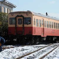 脱線した小湊鉄道の回送列車。１両目後方の車輪が脱線した＝１１日午前１０時４５分、市原市