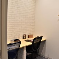 昨年１０月に開業したシェアオフィス「ＫＥＩＳＥＩ×ＢＩＺｃｏｍｆｏｒｔ千葉中央」の個室スペース
