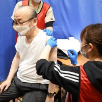 成田市でモデルナ集団接種始まる　予約低調、不安解消へ市長も接種　新型コロナ