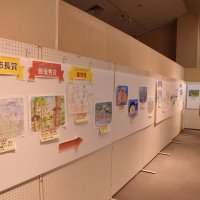 想像力豊かな３０点並ぶ　小学生絵画コンクール入賞作品展　“渚の駅”たてやま