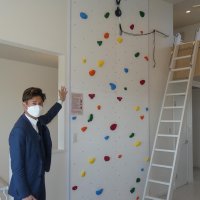 ボルダリング施設を紹介する柳田社長