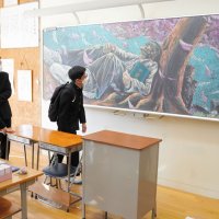 門出祝う黒板アート　卒業式朝にサプライズ　OBの美大生ら９時間かけ制作　御宿中
