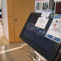 電力供給が逼迫する中、消灯された電気表示板＝２２日午後、成田空港