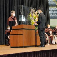 入学生を代表して斎藤佑多さん（左）が中山学長を前に「輝かしい未来に向かって成長し続ける」と宣誓した＝５日、千葉市中央区の千葉ポートアリーナ