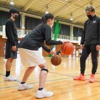 高校生にドリブルの練習法を教える成田選手（右）＝大多喜高