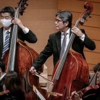 演奏会でコントラバスを弾く千葉交響楽団のメンバー。５弦コントラバスの所有は楽団員の悲願（Ｃ）金瀬胖（同楽団提供）
