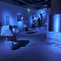 物の価値や意味問う　金氏徹平展Ｓ．Ｆ．（Ｓｏｍｅｔｈｉｎｇ　Ｆａｌｌｉｎｇ／Ｆｌｏａｔｉｎｇ）