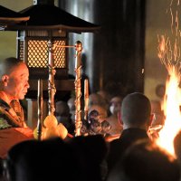 成田山新勝寺の大本堂で執り行われた晋山式で、御本尊の不動明王に向けてお護摩を焚く岸田貫首