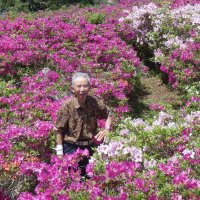 満開のツツジに囲まれ、笑顔の山本さん
