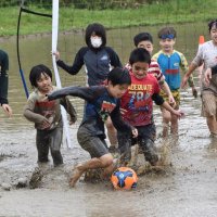 小雨の中、熱い戦い　鴨川・棚田で「どろリンピック」　ＧＷ初日の千葉県内行楽地