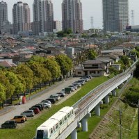 ユーカリが丘地区を走る新交通システム「山万ユーカリが丘線」。背後にユーカリが丘駅前の超高層マンション群が見える＝佐倉市ユーカリが丘