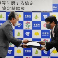 小出市長と協定を結んだ「佐川急便東関東支店」の岡島由純支店長（右）
