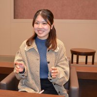 「授業は毎日３～４コマで、暗記科目も多くて大変だが何とか頑張っている」と笑顔を見せる中本さん
