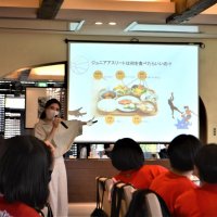 ピザが焼き上がるまでの時間に、管理栄養士からジュニアスポーツ選手に必要な食事の講義を受ける中学生たち
