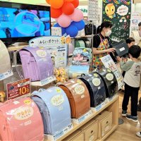 ランドセル商戦、早くも活況　大型連休が最初のピークに　ジェンダーレスやタブレット対応も