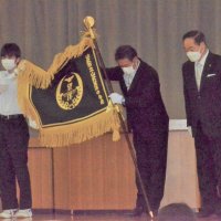 山武望洋中で校旗授与式　今春開校　生徒作の校章デザイン