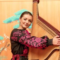 バラと音楽で平和願う　ウクライナ出身バンドゥーラ奏者カテリーナさん　１８日、四街道で演奏会