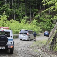 捜索に向かう警察車両＝１５日午前８時２７分、山梨県道志村
（共同）