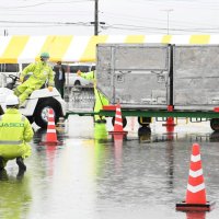 コンテナ運搬　安全、正確に　空港業務の技術競う　成田