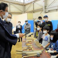 左官道具について解説する阿嶋副会長（左）