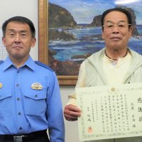 アクセル誤った車が海へ突っ込み…　沈む寸前、気付いた漁師がロープ投げ入れ救助　富津署が感謝状