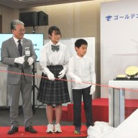 展示用の「ゴールデンスパイク」を除幕する（左から）熊谷知事、小出市長ら＝２１日、市原市田淵のＰＧＭ南市原ゴルフクラブ
