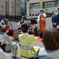 「選挙に行こう」啓発　昭和歌謡の野外公演　千葉市の県宅建協会